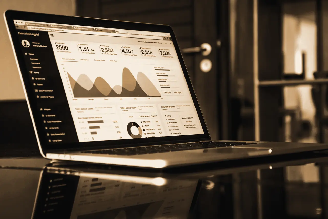 Tableau de bord analytique affiché sur un ordinateur portable