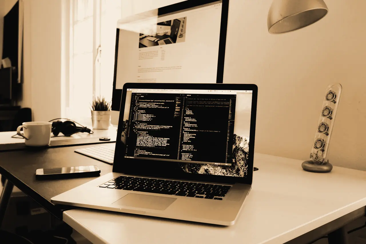 Ordinateur portable affichant du code sur un bureau